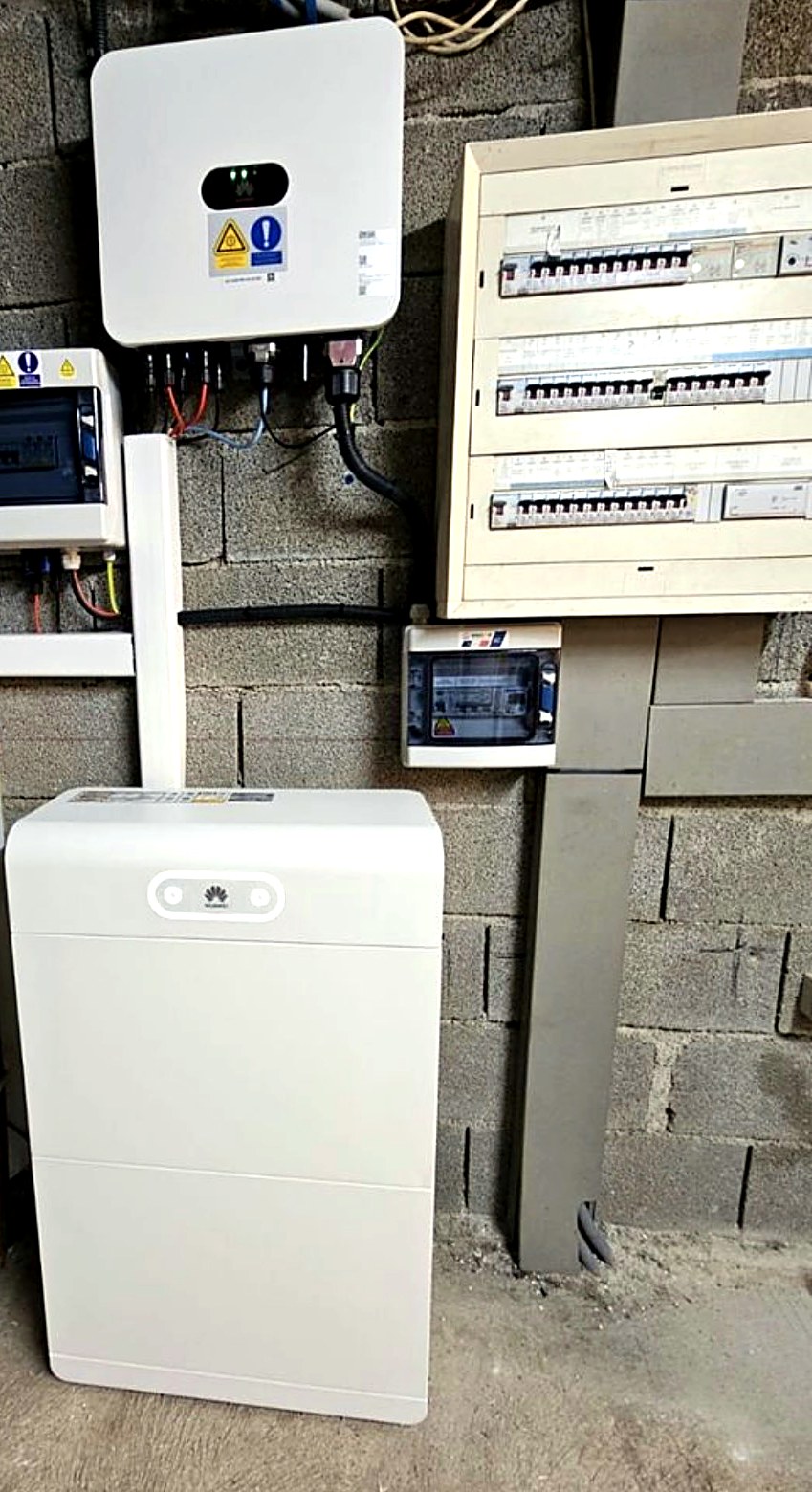 Onduleur et batterie de stockage Huawei installés à Tulette par Habitat Consulting