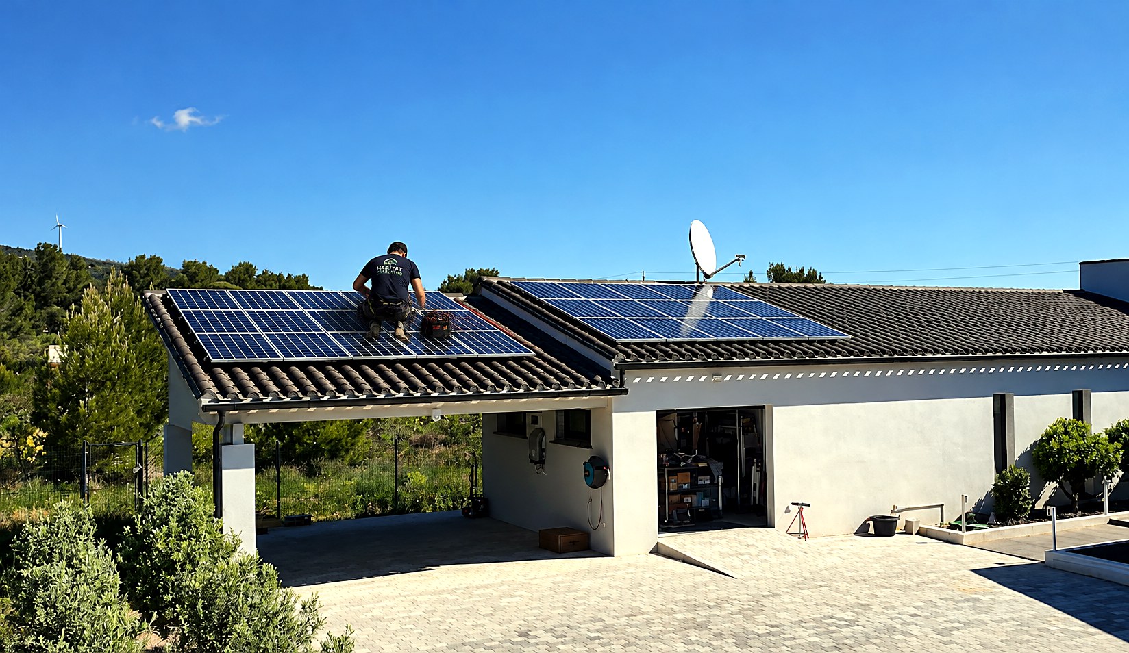 Pose de panneaux photovoltaïques à Faucon par un technicien Habitat Consulting
